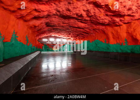 Stoccolma, Svezia. Settembre 2019. La vista interna del Solna Centrum Stazione della Metropolitana platform Foto Stock