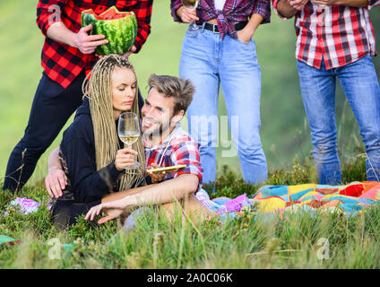Festa all'aria aperta. Gruppo amici picnic estivo. Amici godere la vacanza. La gente a mangiare cibo bere alcol. La gioventù avendo divertimento picnic in highlands. Avventure estive. Celebrare la vacanza. Escursione picnic. Foto Stock