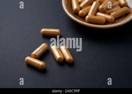 Curcuma capsule. Sfondo nero. Close up. Foto Stock