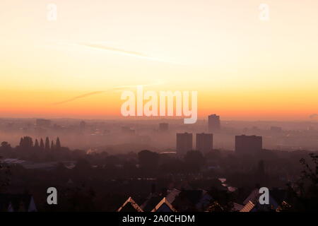 Leeds skyline durante una nebbiosa alba Foto Stock