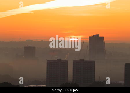 Leeds skyline durante una nebbiosa alba Foto Stock