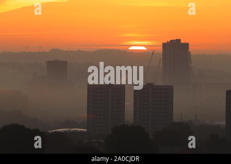 Leeds skyline durante una nebbiosa alba Foto Stock