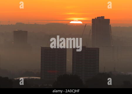 Leeds skyline durante una nebbiosa alba Foto Stock