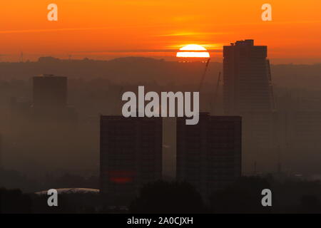 Leeds skyline durante una nebbiosa alba Foto Stock