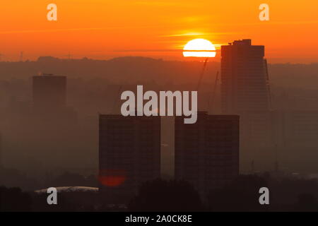 Leeds skyline durante una nebbiosa alba Foto Stock