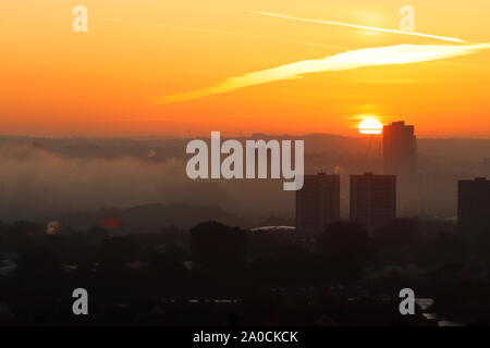 Leeds skyline durante una nebbiosa alba Foto Stock