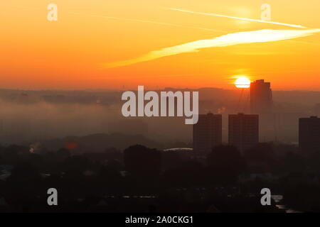 Leeds skyline durante una nebbiosa alba Foto Stock