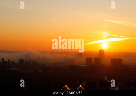 Leeds skyline durante una nebbiosa alba Foto Stock