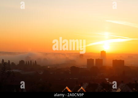 Leeds skyline durante una nebbiosa alba Foto Stock