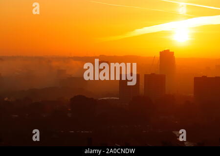 Leeds skyline durante una nebbiosa alba Foto Stock