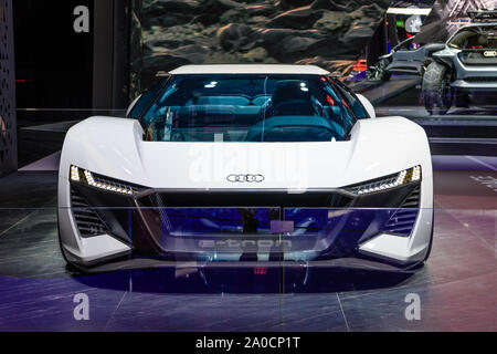 Francoforte, Germania - Settembre 2019: Bianco elettrico AUDI PB18 E-TRON coupé concept car, IAA International Motor Show Auto fieristico. Foto Stock