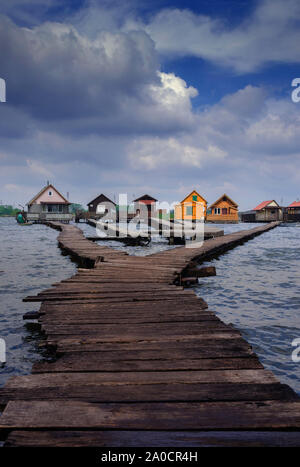 Bokod villaggio galleggiante con pontili e pesca cottage di legno in una mattina di vento. Bokod Lago, Ungheria, l'Europa. Foto Stock