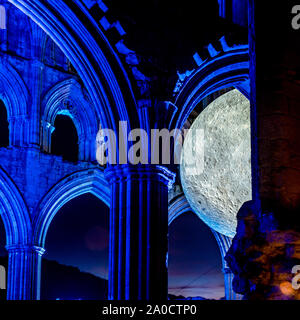 Illuminazione di Rievaulx evento a Rievaulx Abbey, North Yorkshire, Regno Unito. Dotato di museo della Luna, da Luke Jerram. Foto Stock