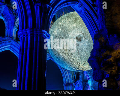 Illuminazione di Rievaulx evento a Rievaulx Abbey, North Yorkshire, Regno Unito. Dotato di museo della Luna, da Luke Jerram. Foto Stock
