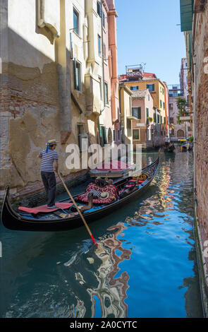 Bel canale a Venezia, Italia, con gondole e case storiche, in estate il giorno di sole. Foto Stock