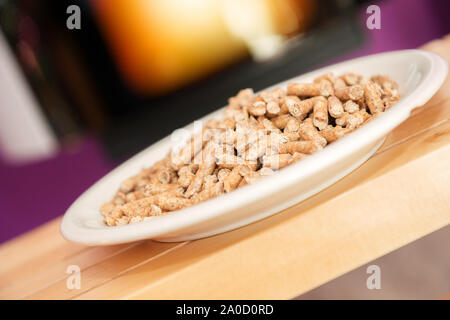 Stufa a pellet con pellet di legno in primo piano Foto Stock