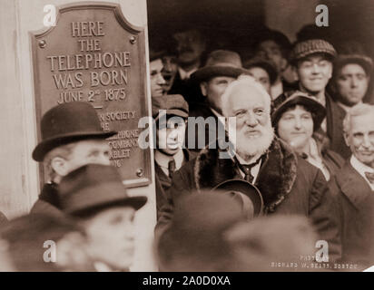 Alexander Graham Bell al scoprimento di una lapide che ricorda il 1876 invenzione del telefono, Boston, Massachusetts, 1916 Foto Stock