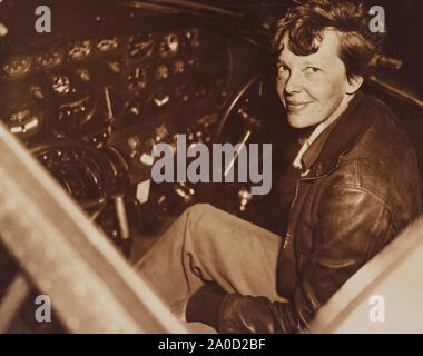 Amelia Earhart nel cockpit del suo Lockheed Model 10-E Electra aeromobile Foto Stock