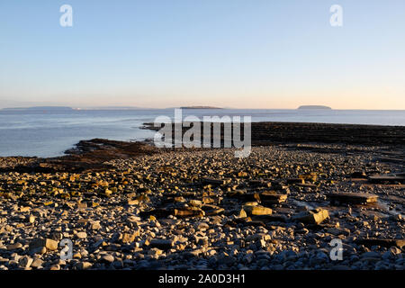 Litorale di Lavernock Point, estuario di Severn, Galles, Regno Unito, costa gallese britannica, vista panoramica della spiaggia di Seascape e luce naturale del cielo blu Foto Stock