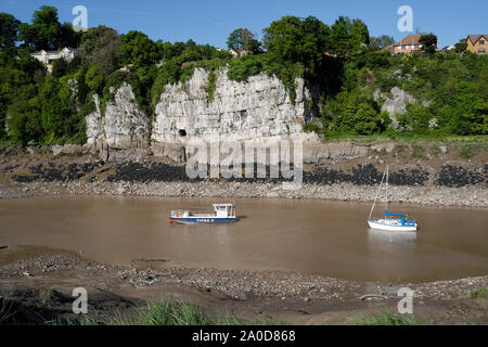 Piccole barche fiume Wye a Chepstow, Galles UK, bassa marea, costa gallese Foto Stock