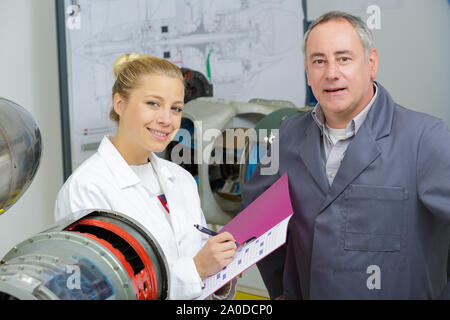 Ritratto di un uomo e di una donna sorridente in officina Foto Stock