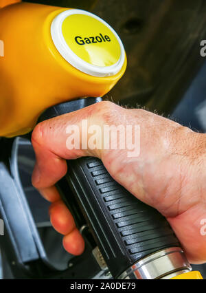 Driver di benzina di pompaggio presso la stazione di gas, primo piano Foto Stock