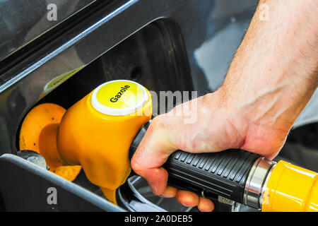 Driver di benzina di pompaggio presso la stazione di gas, primo piano Foto Stock