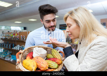 Uomo con un cesto di frutta di cacao Foto Stock