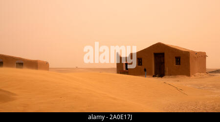 Desert Camp nel deserto del Sahara, Marocco mentre si soffia il vento e la sabbia volute Foto Stock