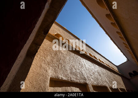 Angoli acuti e archi in un tipico stile di architettura marocchina. Si tratta di Merzouga, Marocco Foto Stock