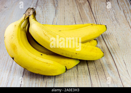 Un grappolo di banane con imperfezioni Foto Stock