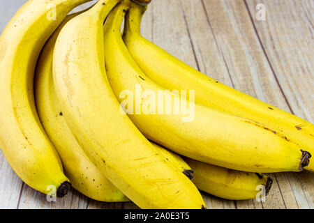 Un grappolo di banane con imperfezioni Foto Stock