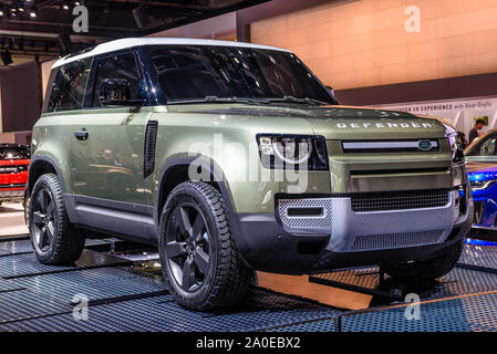 Francoforte, Germania - Settembre 2019: argento SUV LANDROVER 2020 DEFENDER L663, IAA International Motor Show Auto fieristico. Foto Stock