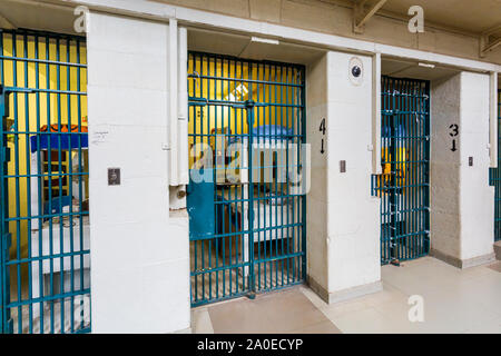 Fila di porte di celle di prigione Kingston Penitentiary un ex prigione di massima sicurezza che ha aperto giugno 1835 e chiuso settembre 2013 Foto Stock