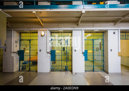 Riga della cella di prigione porte penitenziario di Kingston un ex carcere di massima sicurezza che ha aperto giugno 1835 e chiuso Settembre 2013 ora aperto per Jailhouse T Foto Stock