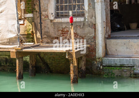 Ristrutturazione di un vecchio edificio in una stretta Canal, Venezia Foto Stock