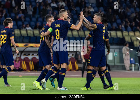 Roma, Italia. Xix Sep, 2019. Edin Dzeko di As Roma celebra dopo un goal durante UEFA Europa League match tra Roma e Istanbul Basaksehir all Olimpico.(punteggio finale: AS Roma 4:0 Istanbul Basaksehir) Credito: SOPA Immagini limitata/Alamy Live News Foto Stock