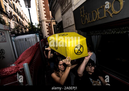 Madrid, Spagna. Xix Sep, 2019. Gli attivisti portano una bara di fronte alla strada durante la protesta.estinzione della ribellione attivisti eseguire in Madrid, chiudendo davanti al parlamento spagnolo, per protestare contro la ripetizione delle elezioni e la conseguente perdita di tempo per adottare misure urgenti per evitare il cambiamento climatico. Credito: SOPA Immagini limitata/Alamy Live News Foto Stock