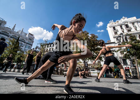 Madrid, Spagna. Xix Sep, 2019. Estinzione della ribellione attivisti eseguire attraverso le strade di Madrid durante la protesta.estinzione della ribellione attivisti eseguire in Madrid, chiudendo davanti al parlamento spagnolo, per protestare contro la ripetizione delle elezioni e la conseguente perdita di tempo per adottare misure urgenti per evitare il cambiamento climatico. Credito: SOPA Immagini limitata/Alamy Live News Foto Stock