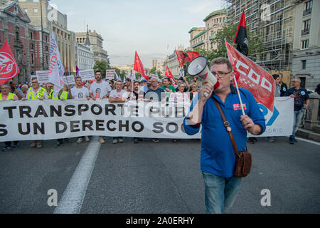 Madrid, Spagna. Xix Sep, 2019. Uno dei punti principali in cui i lavoratori della metropolitana si scontrano con il governo della Comunità di Madrid è dei cittadini promessa elettorale per aprire il suburban 24 ore durante il fine settimana, una proposta che l'Esecutivo regionale sarebbe già studiando, in base a detto suo vice presidente, Ignacio Aguado. (Foto di Alberto Sibaja/Pacific Stampa) Credito: Pacific Press Agency/Alamy Live News Foto Stock