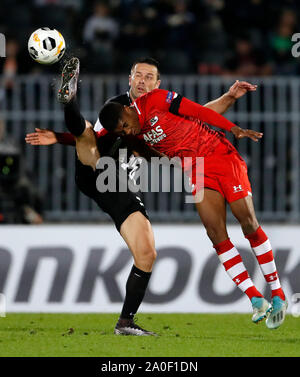 Belgrado. Xix Sep, 2019. Partizan's Bojan Ostojic (L) vies con AZ Alkmaar's Myron Boadu durante una UEFA Europa League Gruppo l incontro di calcio tra Partizan e AZ Alkmaar a Belgrado in Serbia il 7 settembre 19, 2019. La partita si è conclusa con un pareggio per 2-2. Credito: Predrag Milosavljevic/Xinhua/Alamy Live News Foto Stock