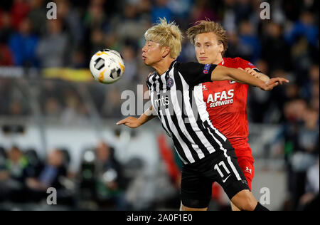 Belgrado. Xix Sep, 2019. Partizan Takuma Asano (L) vies con AZ Alkmaar's Jonas Svensson durante una UEFA Europa League Gruppo l incontro di calcio tra Partizan e AZ Alkmaar a Belgrado in Serbia il 7 settembre 19, 2019. La partita si è conclusa con un pareggio per 2-2. Credito: Predrag Milosavljevic/Xinhua/Alamy Live News Foto Stock