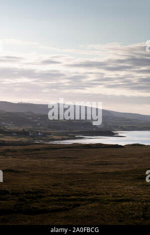 Guardando fuori sopra loch Erghallan da tre camini ristorante nell isola di Skye in Scozia. Foto Stock