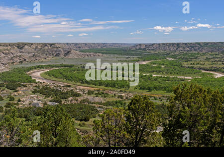 Lanca di piegare il piccolo fiume Missouri nel Parco nazionale Theodore Roosevelt in North Dakota Foto Stock