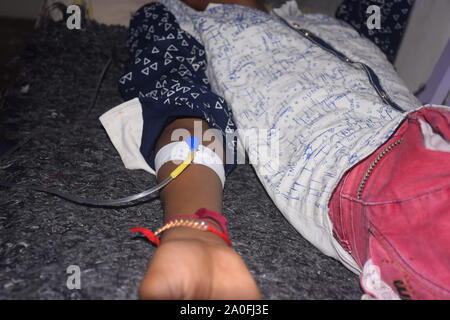 Un bambino indiano la mano che la febbre dei pazienti in ospedale per dare incoraggiamento Foto Stock