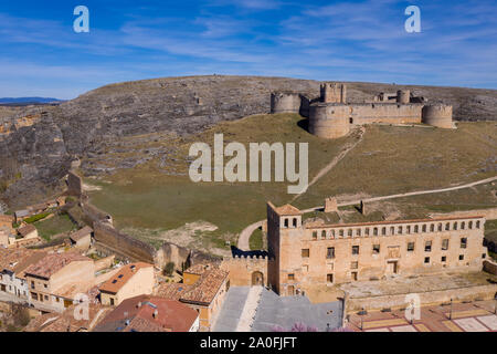 Berlanga De Duero castello medievale rovina vicino a Soria, in Castilla Leon regione della Spagna con il blu del cielo dall'aria Foto Stock