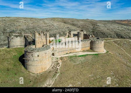Berlanga De Duero castello medievale rovina vicino a Soria, in Castilla Leon regione della Spagna con il blu del cielo dall'aria Foto Stock