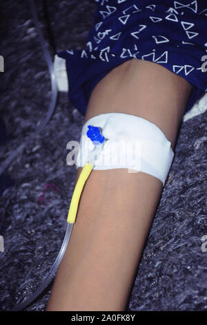 Un bambino indiano la mano che la febbre dei pazienti in ospedale per dare incoraggiamento Foto Stock