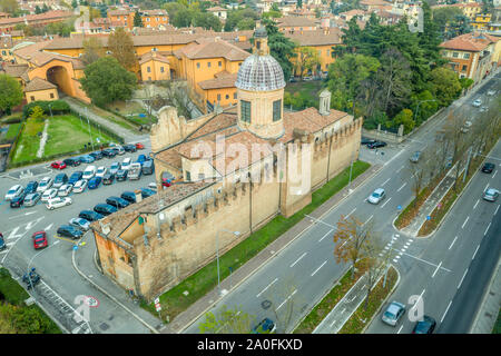 Antenna panorama di Bologna La città capitale di Emilia Romagna provincia in Italia home per il miglior cibo e due torri pendente sul pomeriggio invernale Foto Stock