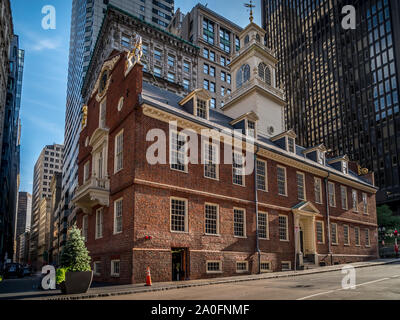 Boston Old State House lungo il sentiero della libertà sito del massacro di Boston, vecchi contro nuovi edifici Foto Stock